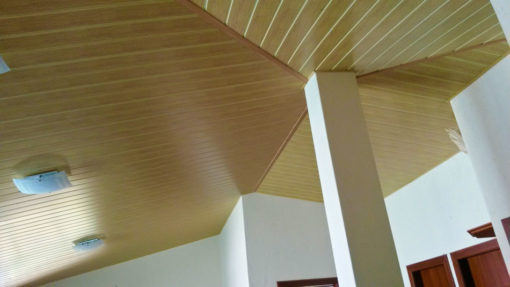 Cielo raso madera Maple en Guayllabamba