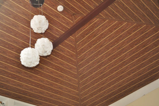 Cielo raso de pvc roble